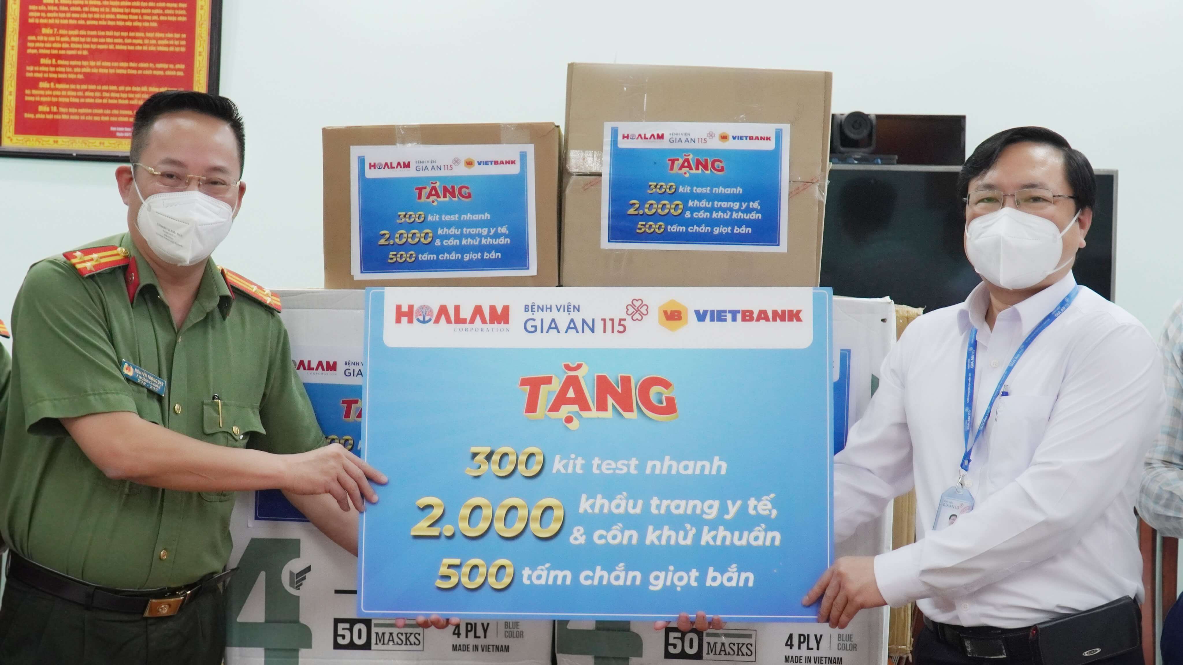 Bệnh viện Gia An 115, Tập đoàn Hoa Lâm và Vietbank hỗ trợ Công an quận 1 trong công tác phòng, chống dịch Covid-19