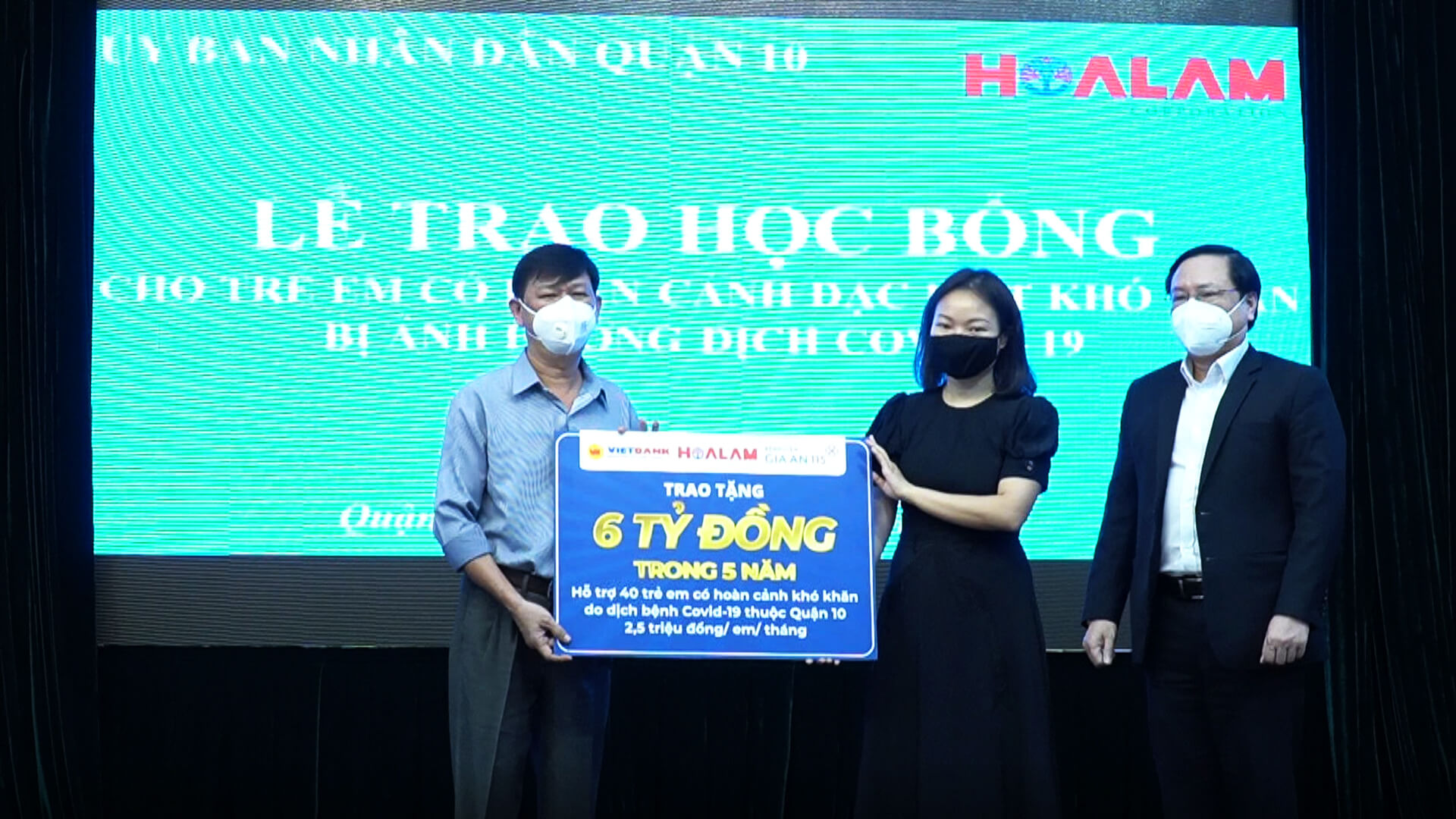 Tiếp tục chương trình hỗ trợ học bổng cho trẻ em có hoàn cảnh khó khăn do dịch bệnh Covid-19 tại Quận 10 - TP.HCM