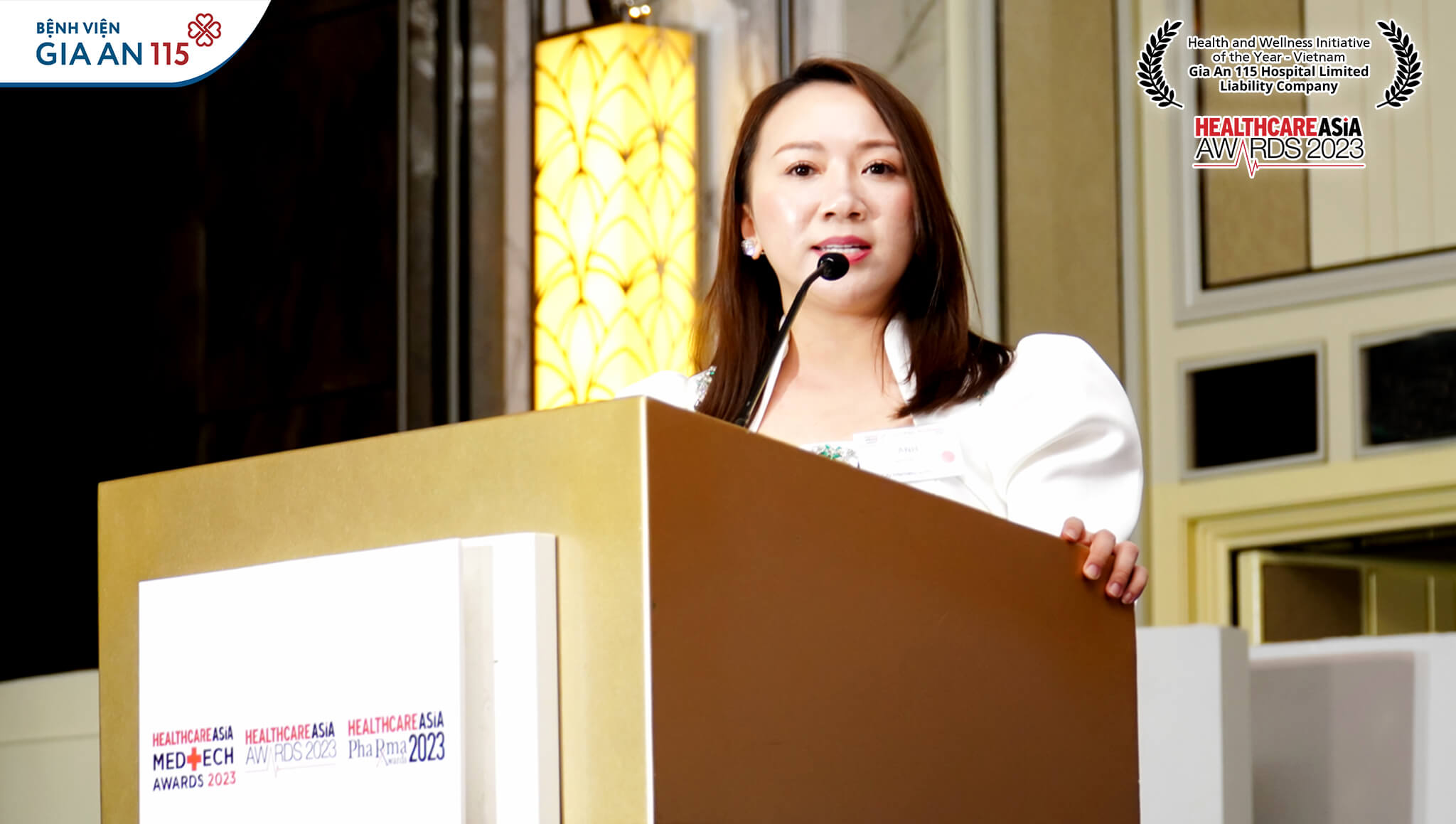 Bà Dương Bảo Anh, đại diện Nhà đầu tư Tập đoàn Y tế Hoa Lâm - Shangri-la tại buổi trao giải Healthcare Asia Award năm 2023