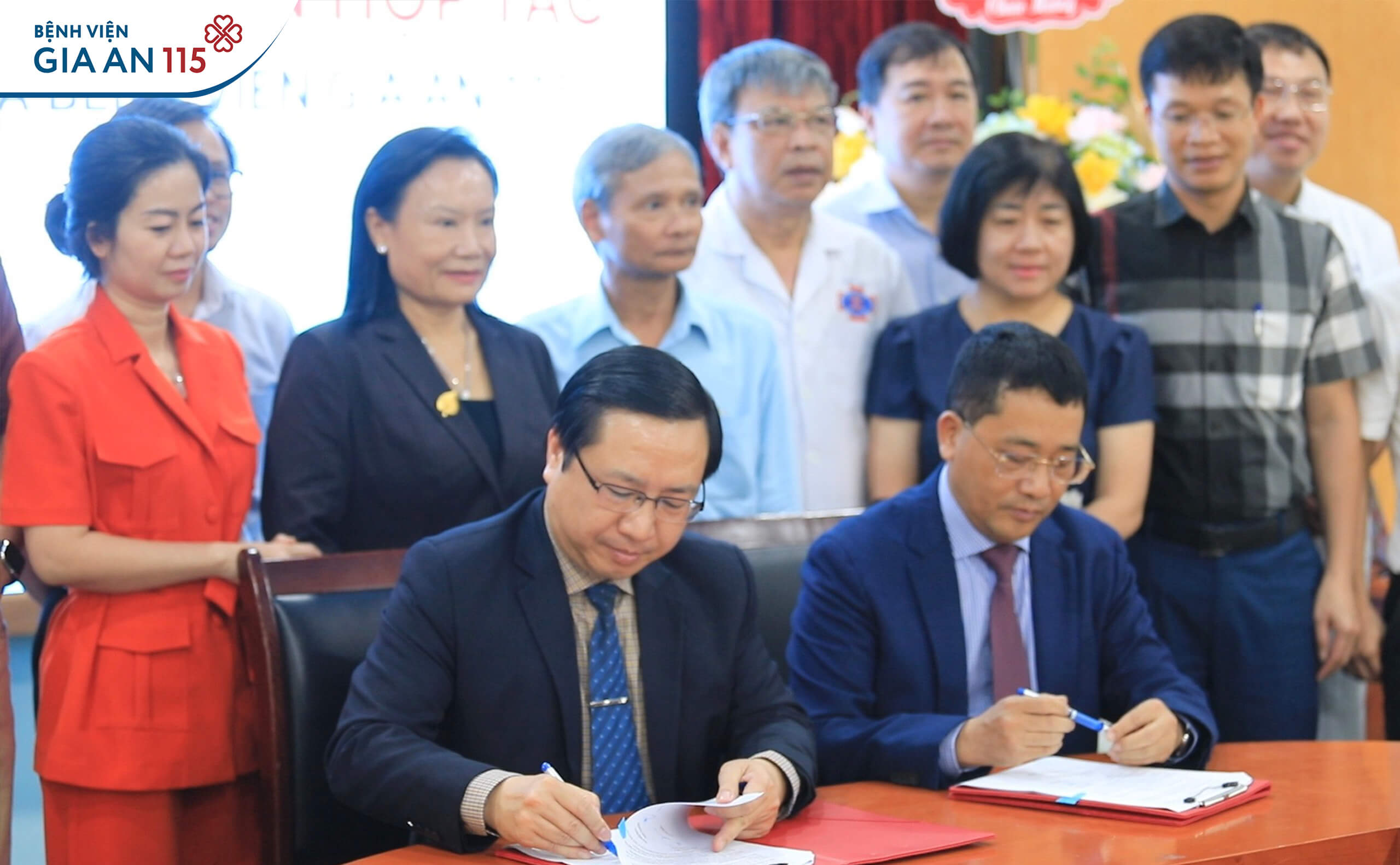TS.BS Trương Vĩnh Long - Giám đốc Bệnh viện Gia An 115 và GS.TS.BS Lê Văn Quảng - Giám đốc Bệnh viện K ký kết thỏa thuận hợp tác
