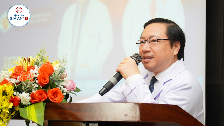 TS. BS. Trương Vĩnh Long, Giám đốc Bệnh viện Gia An 115 phát biểu tại buổi sinh hoạt khoa học