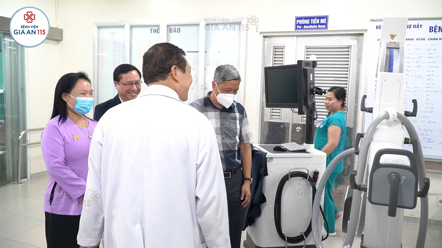Đại diện đơn vị tài trợ trao tặng máy X-quang C-Arm cho Đơn vị Phẫu thuật Cột sống