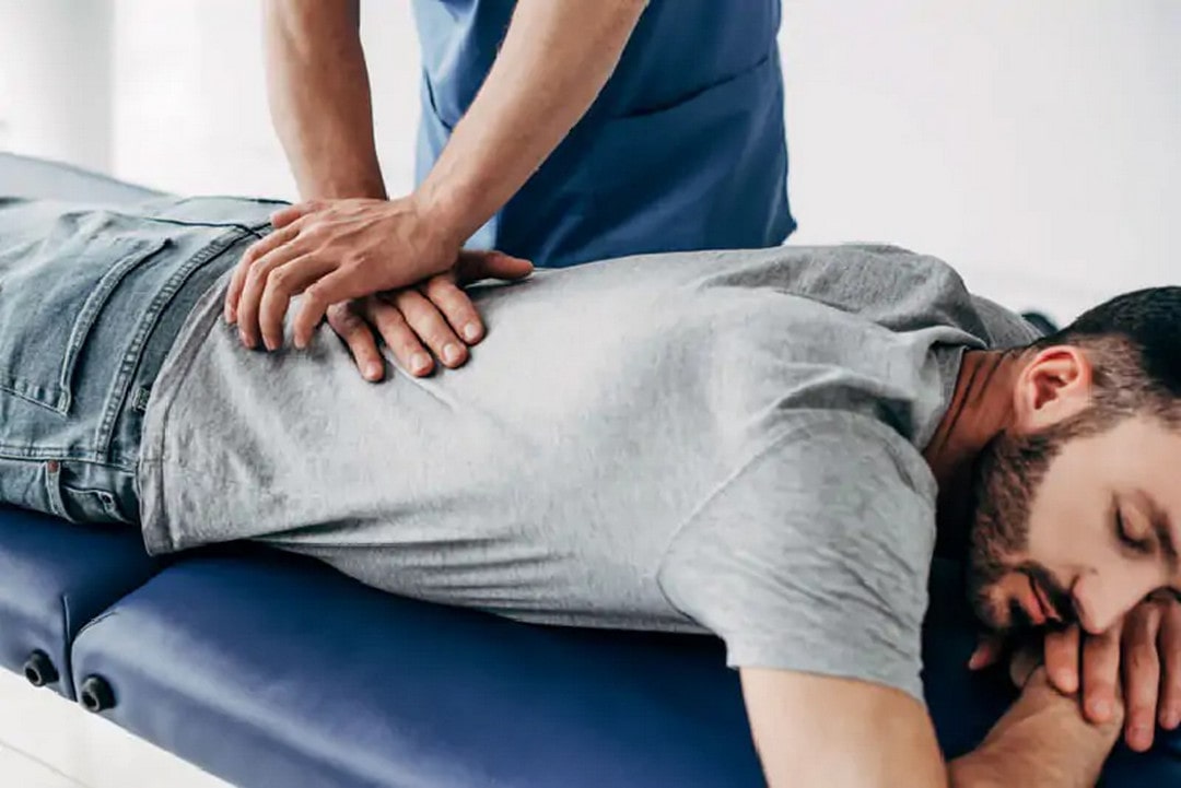 Massage, kéo nắn xương giúp hỗ trợ điều trị thoát vị đĩa đệm