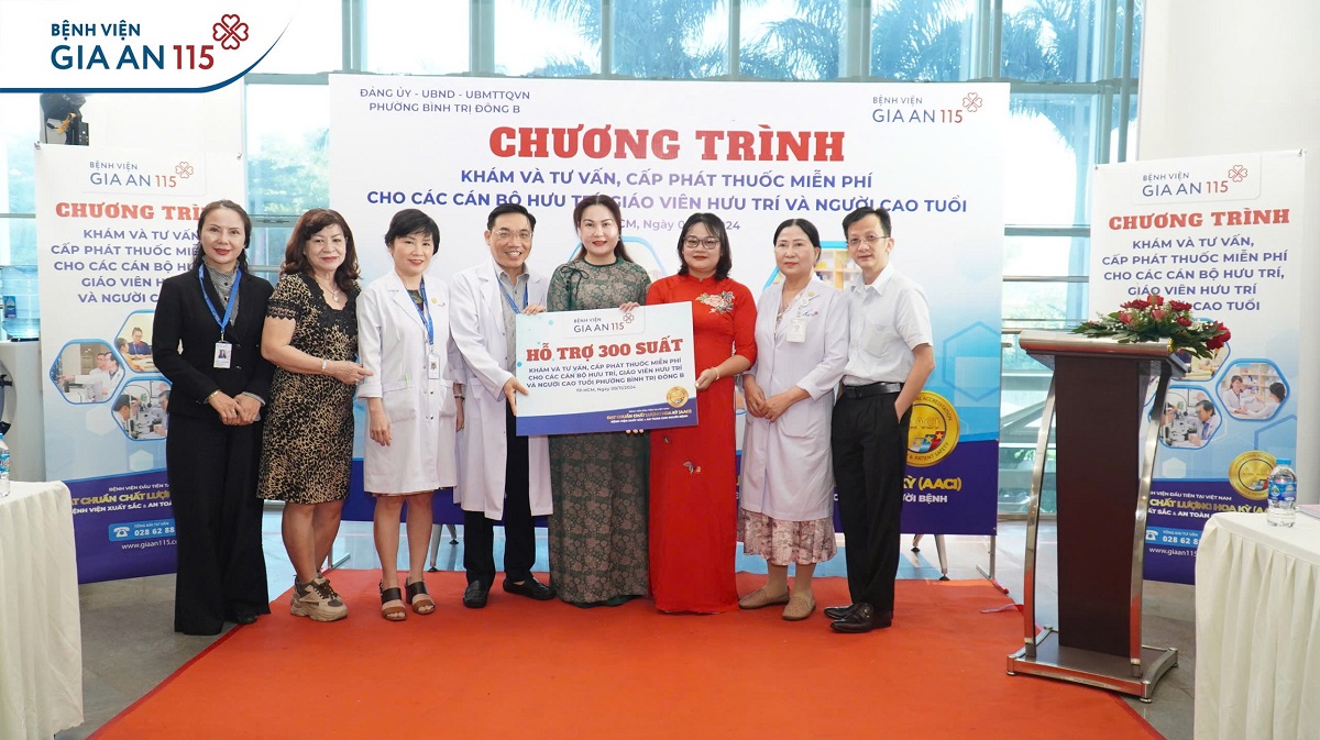 Hơn 300 cán bộ hưu trí, giáo viên hưu trí, người cao tuổi được khám, tư vấn và cấp phát thuốc miễn phí