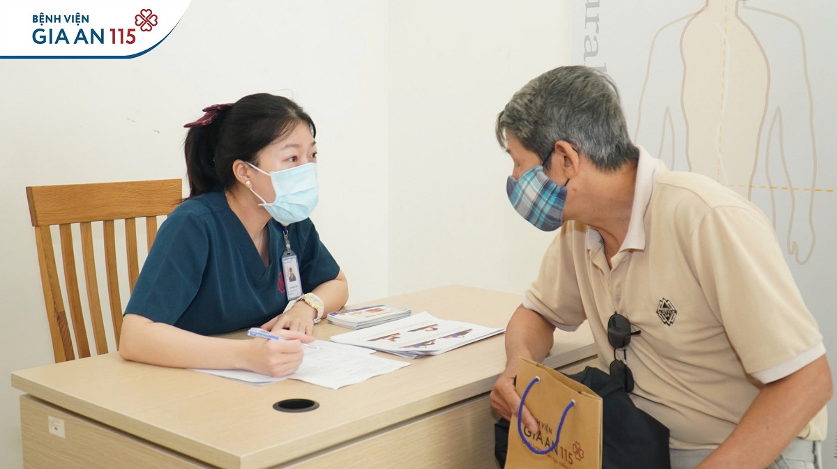 Hơn 300 cán bộ hưu trí, giáo viên hưu trí, người cao tuổi được khám, tư vấn và cấp phát thuốc miễn phí