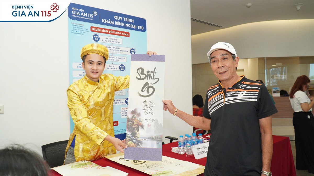 Hơn 300 cán bộ hưu trí, giáo viên hưu trí, người cao tuổi được khám, tư vấn và cấp phát thuốc miễn phí