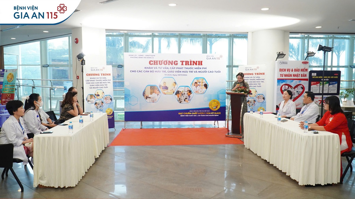 Hơn 300 cán bộ hưu trí, giáo viên hưu trí, người cao tuổi được khám, tư vấn và cấp phát thuốc miễn phí
