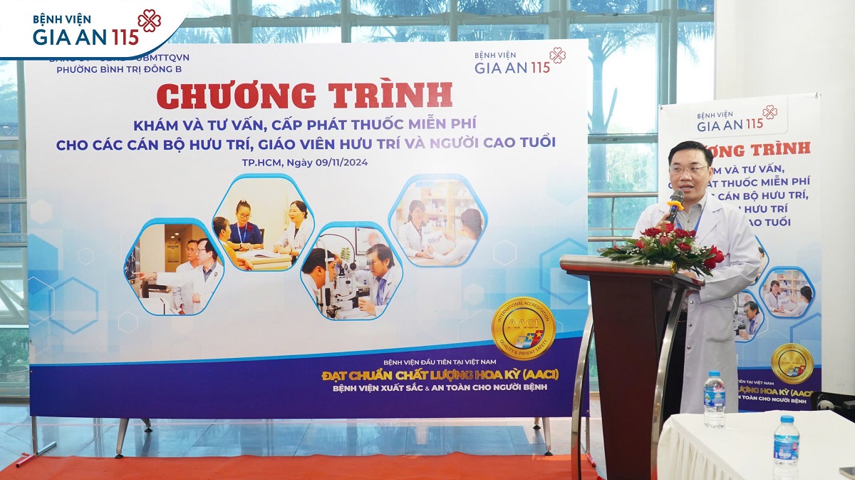 Hơn 300 cán bộ hưu trí, giáo viên hưu trí, người cao tuổi được khám, tư vấn và cấp phát thuốc miễn phí