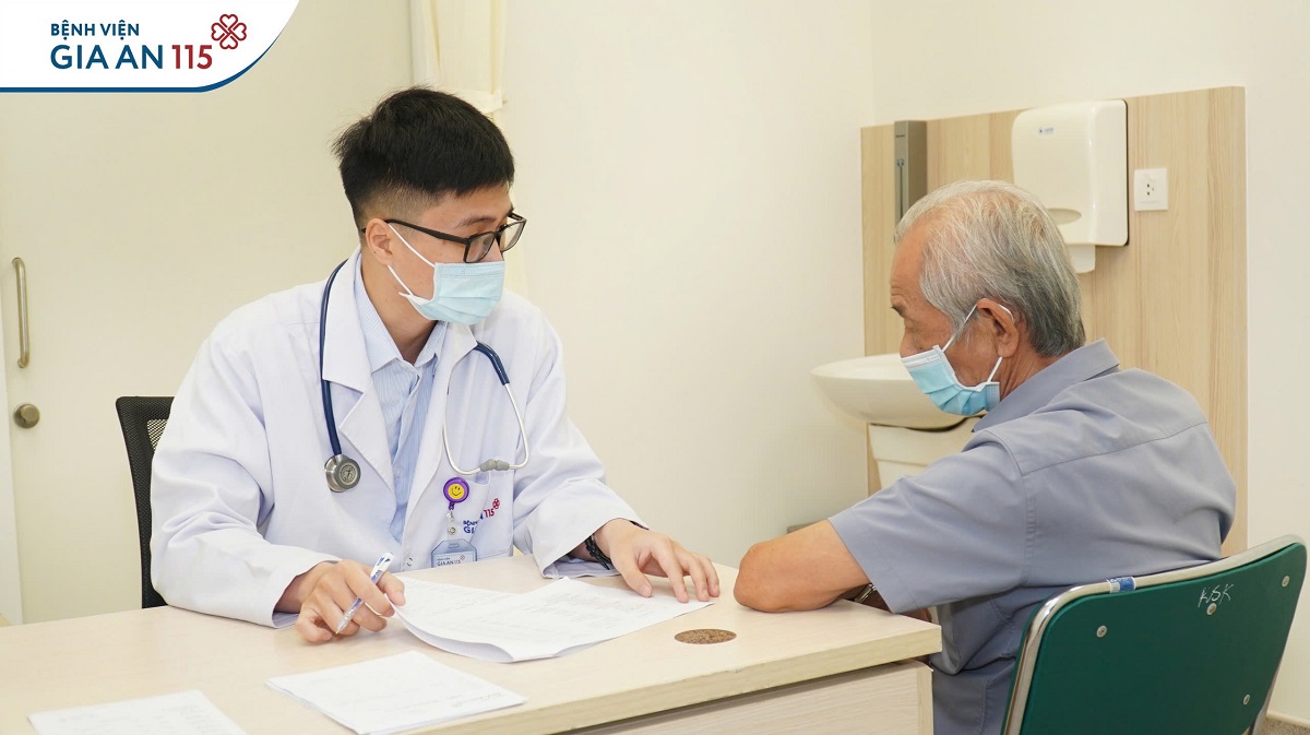 Hơn 300 cán bộ hưu trí, giáo viên hưu trí, người cao tuổi được khám, tư vấn và cấp phát thuốc miễn phí