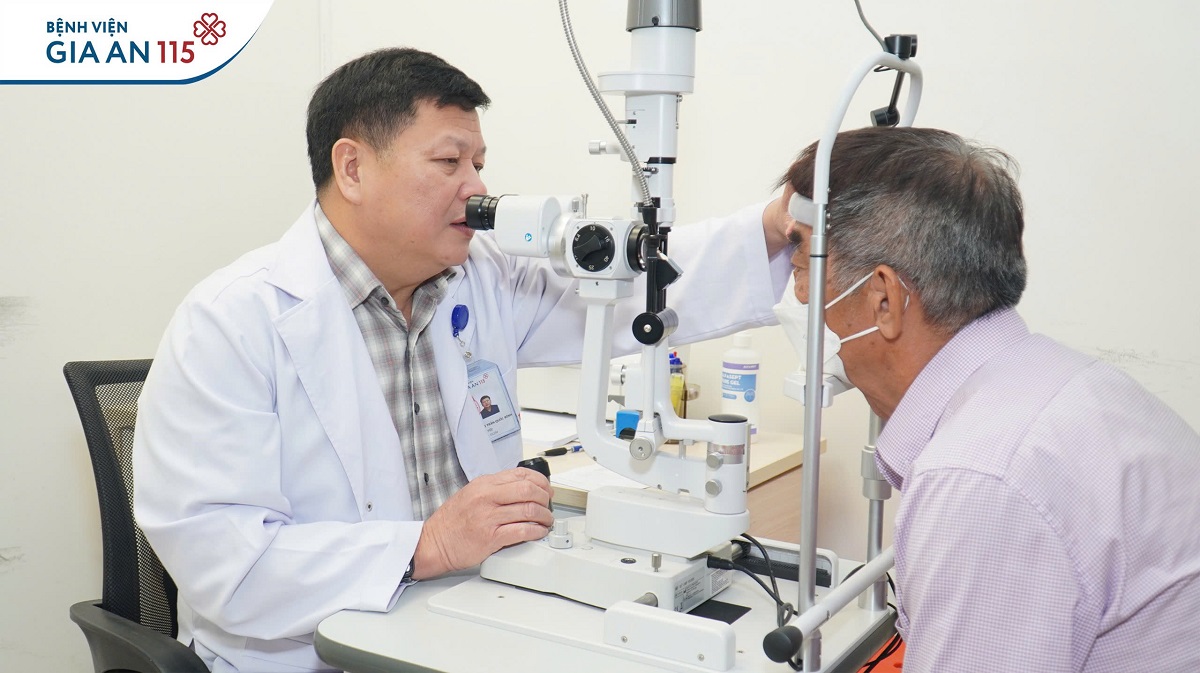 Hơn 300 cán bộ hưu trí, giáo viên hưu trí, người cao tuổi được khám, tư vấn và cấp phát thuốc miễn phí