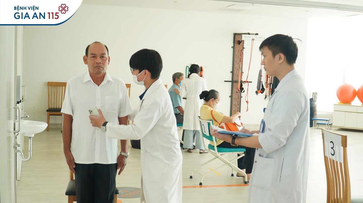 Hơn 300 cán bộ hưu trí, giáo viên hưu trí, người cao tuổi được khám, tư vấn và cấp phát thuốc miễn phí