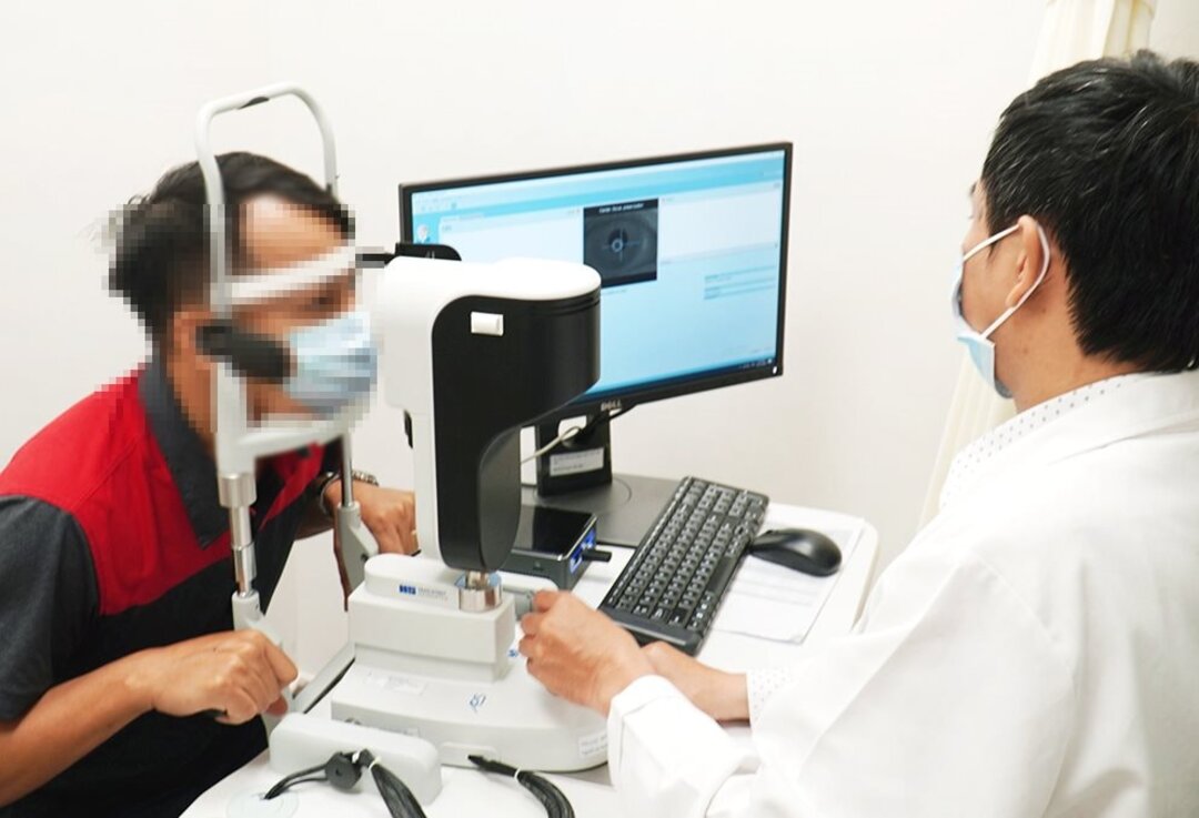 Nên thăm khám mắt với bác sĩ chuyên khoa để tìm được phác đồ điều trị phù hợp