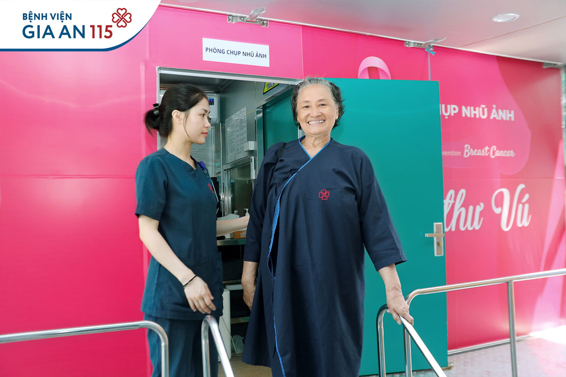 Xe chụp nhũ ảnh lưu động đến tận nơi để tầm soát ung thư vú miễn phí cho  phụ nữ Phường 5 Quận 3