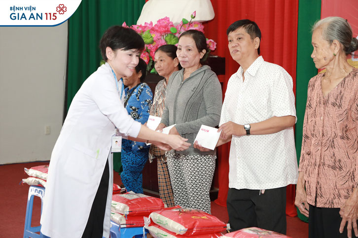 Khám bệnh, tầm soát ung thư vú và trao tặng 200 phần quà cho người dân TP. Cần Thơ