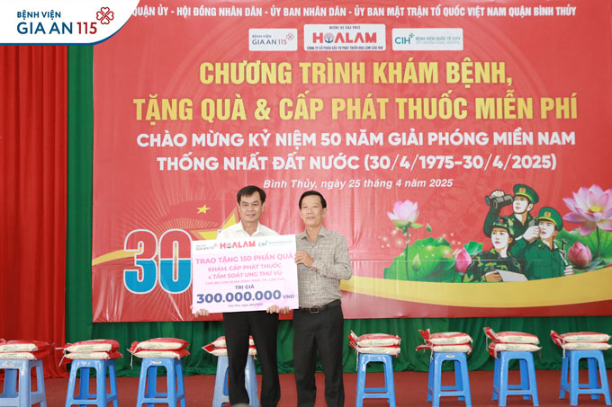 Khám bệnh, tầm soát ung thư vú và trao tặng 200 phần quà cho người dân TP. Cần Thơ