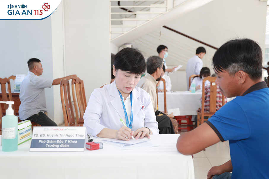 Khám bệnh, tầm soát ung thư vú và trao tặng 200 phần quà cho người dân TP. Cần Thơ
