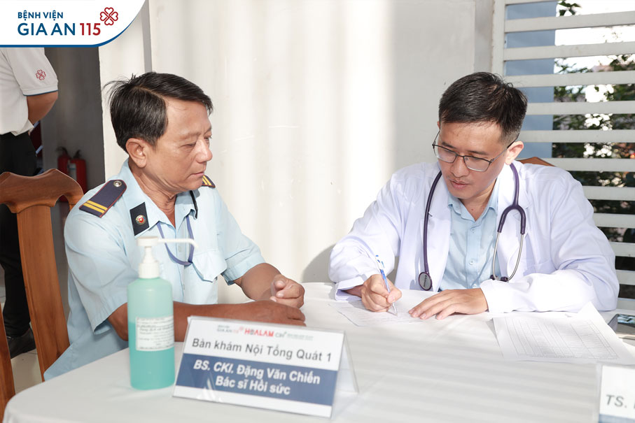 Khám bệnh, tầm soát ung thư vú và trao tặng 200 phần quà cho người dân TP. Cần Thơ