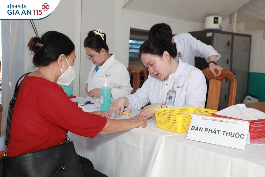 Khám bệnh, tầm soát ung thư vú và trao tặng 200 phần quà cho người dân TP. Cần Thơ