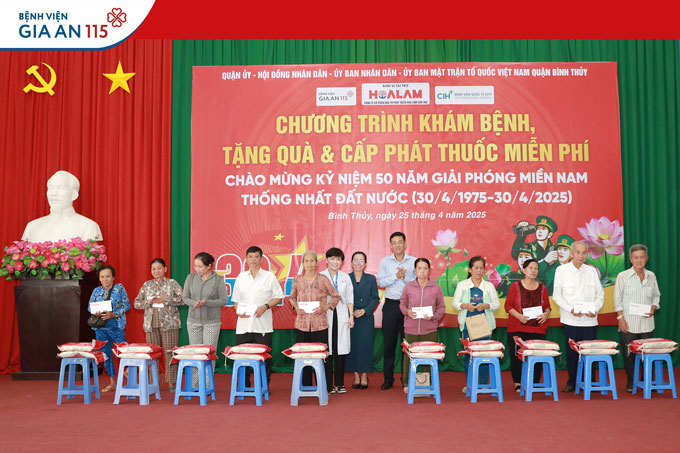 Khám bệnh, tầm soát ung thư vú và trao tặng 200 phần quà cho người dân TP. Cần Thơ