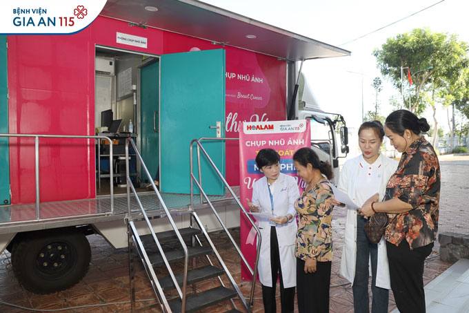 Khám bệnh, tầm soát ung thư vú và trao tặng 200 phần quà cho người dân TP. Cần Thơ