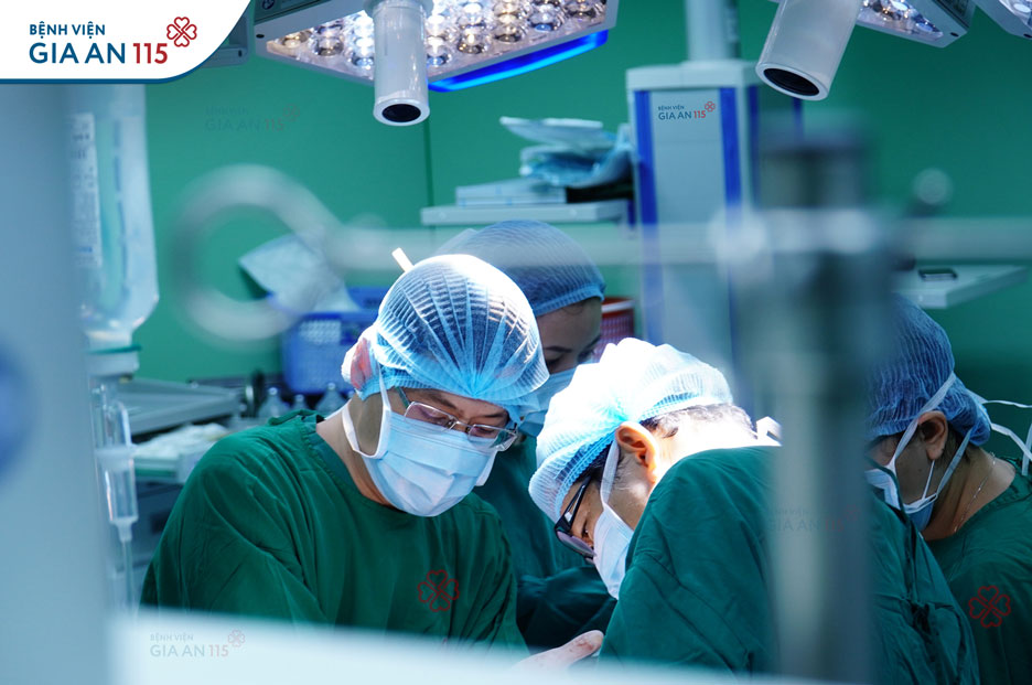 Một lần gây mê – hai can thiệp lớn: Thoát vị thành bụng khổng lồ và sỏi lớn gây tắc mật
