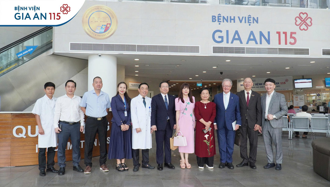 Bệnh viện Gia An 115 tiếp đón Giáo sư John A. Quelch