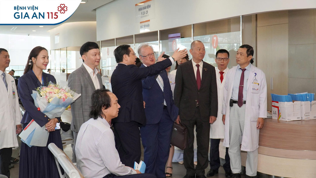 Bệnh viện Gia An 115 tiếp đón Giáo sư John A. Quelch