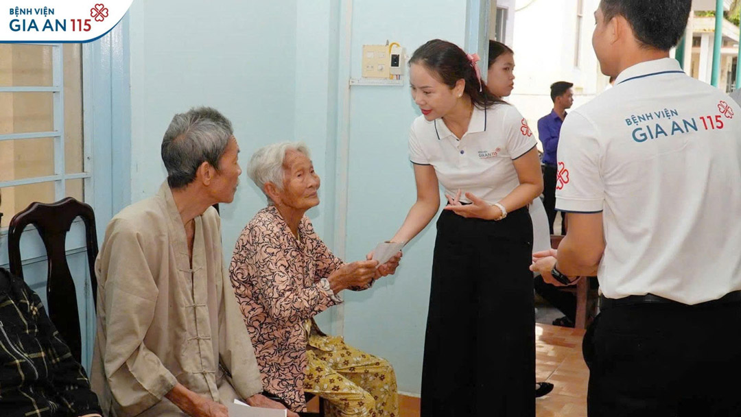 Khám sức khỏe, cấp phát thuốc miễn phí cho 300 người cao tuổi tại Cần Thơ