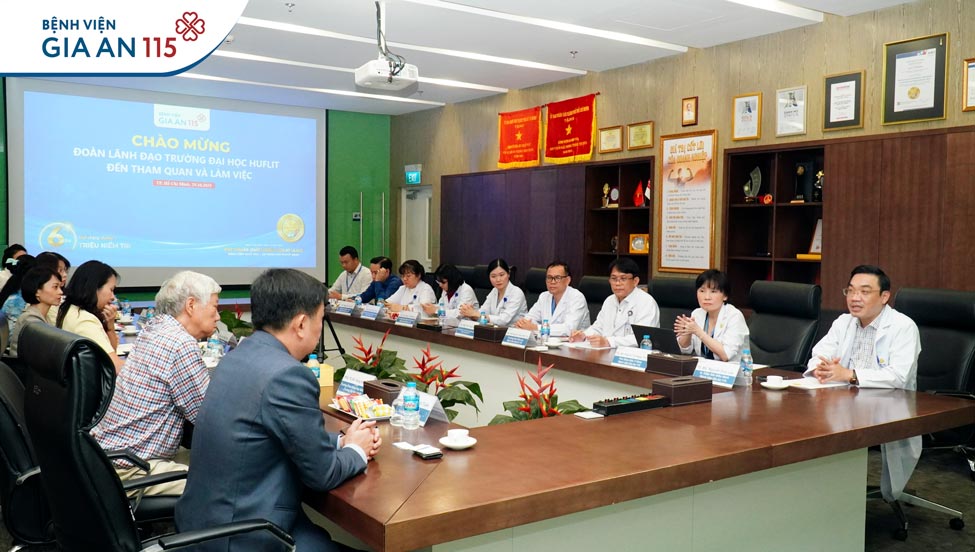 Trường Đại học HUFLIT đến tham quan, làm việc tại Bệnh viện Gia An 115