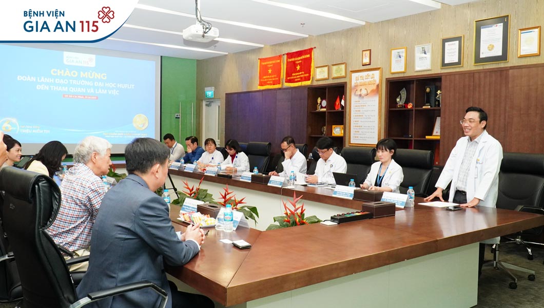Trường Đại học HUFLIT đến tham quan, làm việc tại Bệnh viện Gia An 115