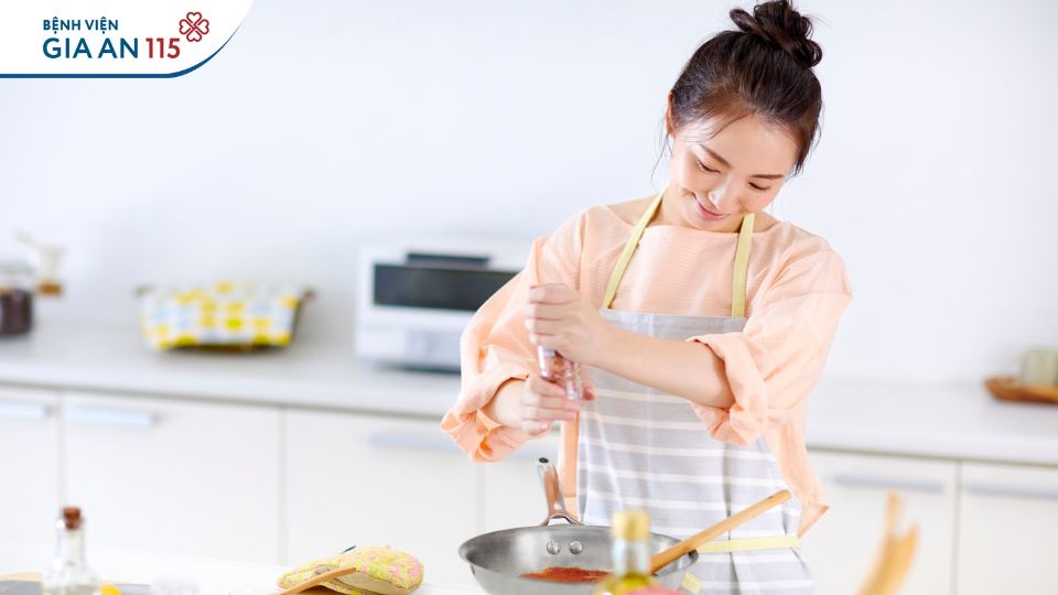 Bác sĩ chia sẻ: Cách phòng tránh ngộ độc khi ăn bánh mì 