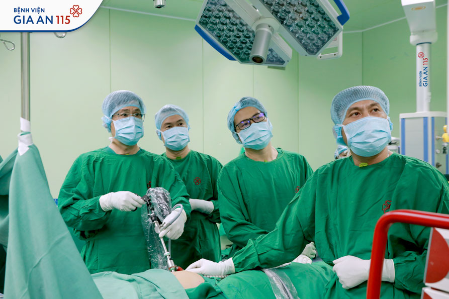 ThS.BS. Nguyễn Thế Toàn cùng ê-kíp phẫu thuật mổ ruột thừa 1 trocar