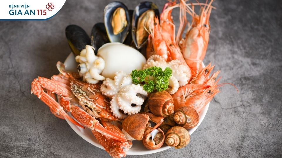 Nhổ răng khôn ăn hải sản được không? 