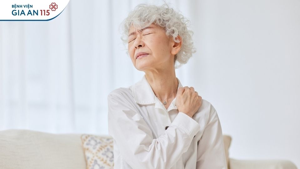 Đau mỏi cổ vai gáy: Có nên dùng cao dán, dầu nóng