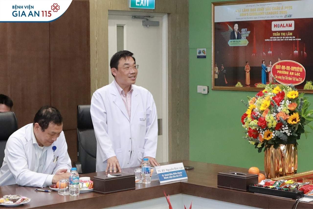 Lãnh đạo phường An Lạc thăm và chúc mừng Bệnh viện Gia An 115 nhân Ngày Thầy thuốc Việt Nam