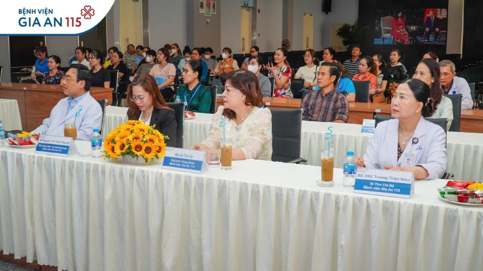 Khám, tư vấn cho hơn 300 nữ công nhân Công ty PouYuen Việt Nam