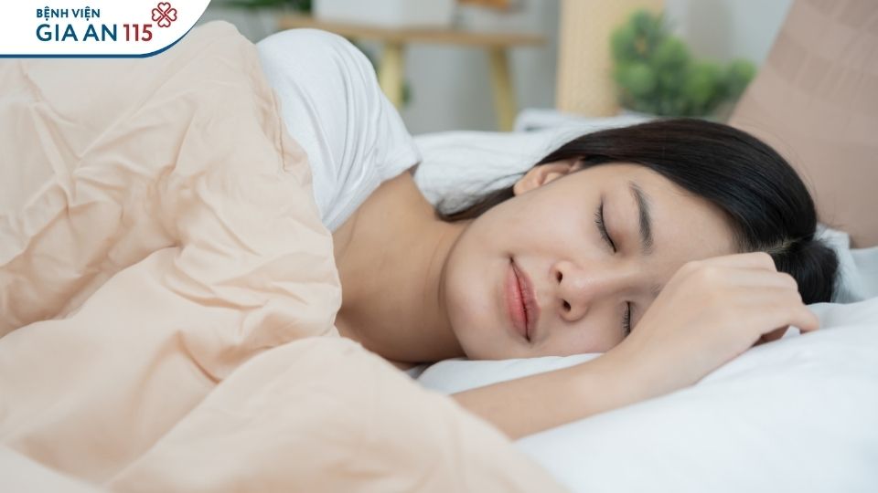 Ngủ nằm sấp có tốt không