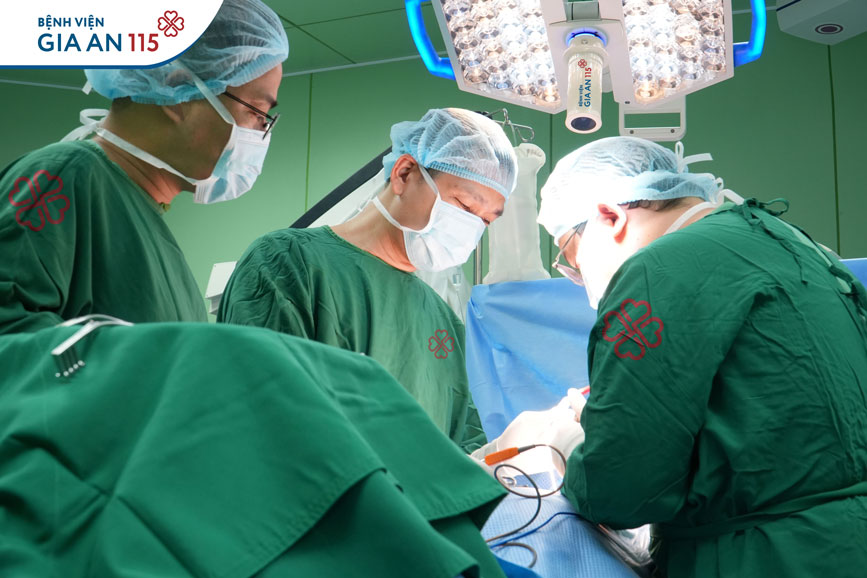 Ê-kíp phẫu thuật, kết hợp ảnh MRI đánh dấu vị trí khối u.